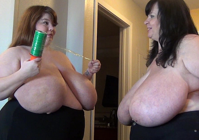 Suzie et Lexxxi ont les seins attachés