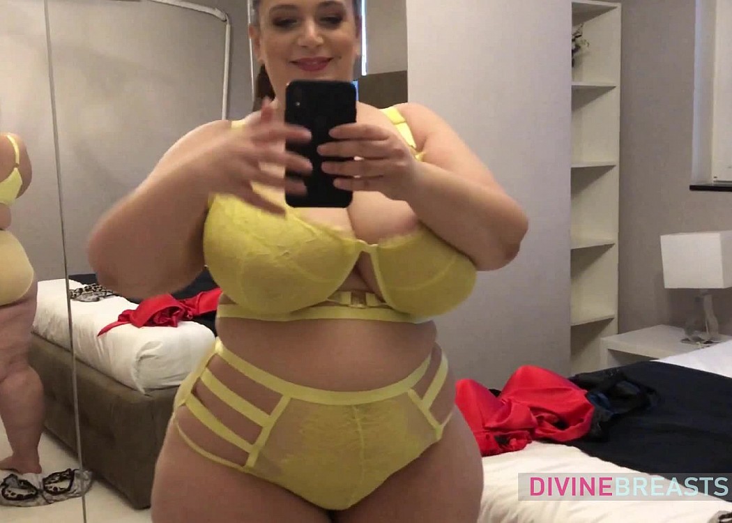 Mia Horny BBW Selfie Tease - Mia Sweetheart - Divine Breasts video on CurveFanz